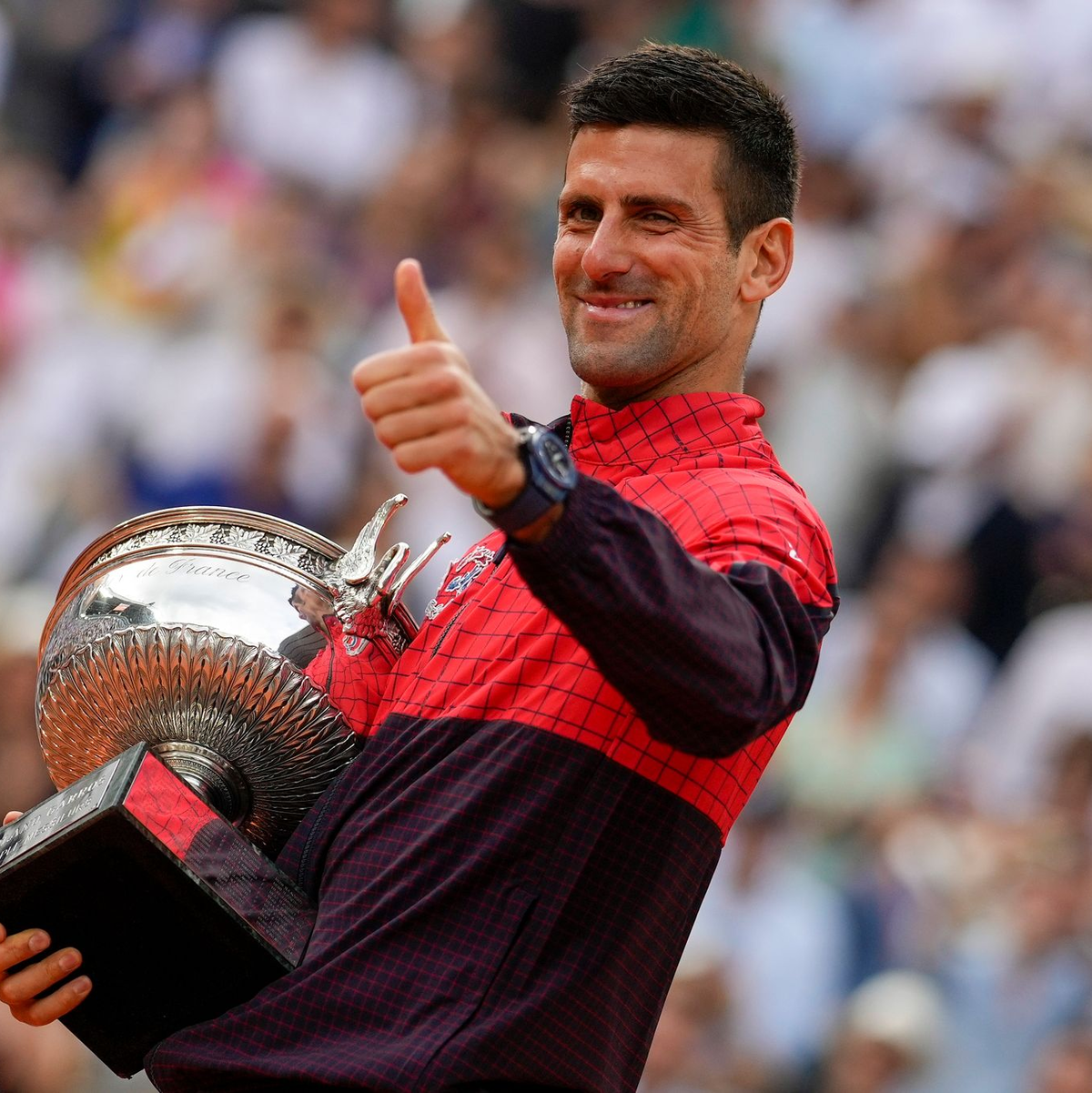 Novak Djokovic freut sich mit der Trophäe über den Sieg bei den French Open. - Foto: Thibault Camus/AP/dpa
