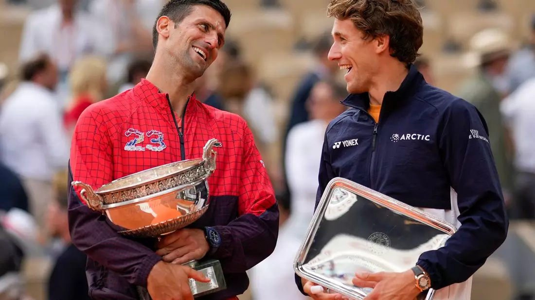 Sieger Novak Djokovic (l) und Finalist Casper Ruud. - Bild: Thibault Camus/AP/dpa
