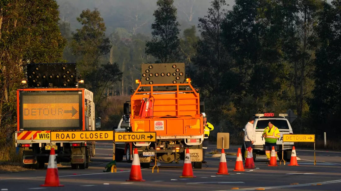 Rettungskräfte bemannen eine Straßensperre in der Nähe der Stadt Greta nach einem Busunglück im Hunter Valley, nördlich von Sydney, Australien. - Bild: Mark Baker/AP/dpa