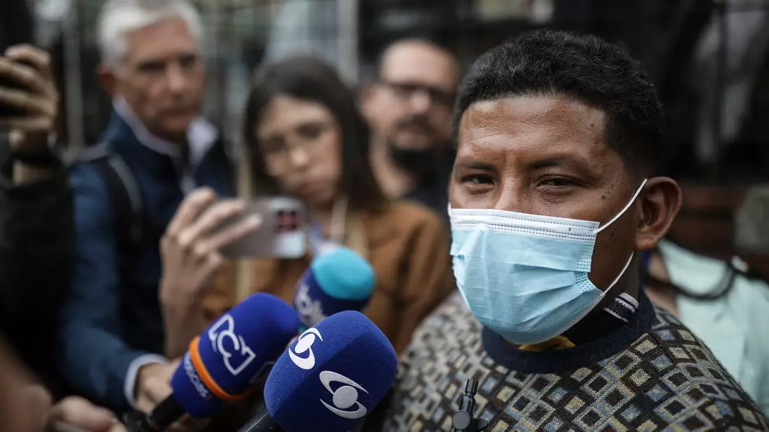 Der Vater der geretteten Kinder, Manuel Ranoque, spricht vor dem Eingang des Militärkrankenhauses, in dem die Kinder medizinisch versorgt werden, mit Journalisten. - Bild: Ivan Valencia/AP/dpa