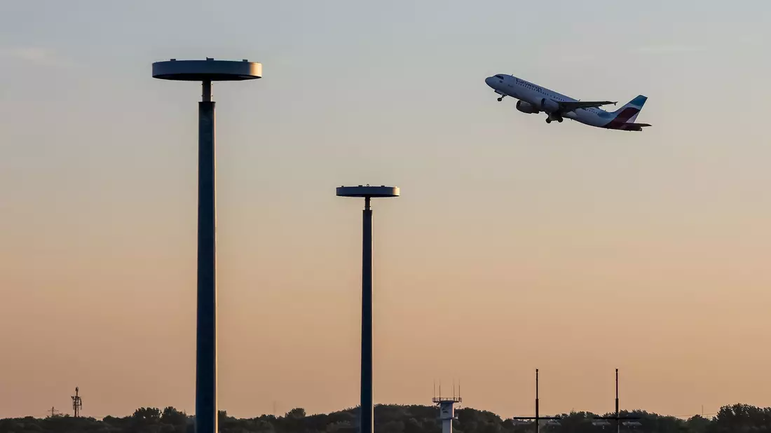 Eine Maschine der Fluggesellschaft Eurowings startet vom Hamburger Flughafen vor Beginn der multinationalen Militärübung «Air Defender 2023». - Bild: Bodo Marks/dpa