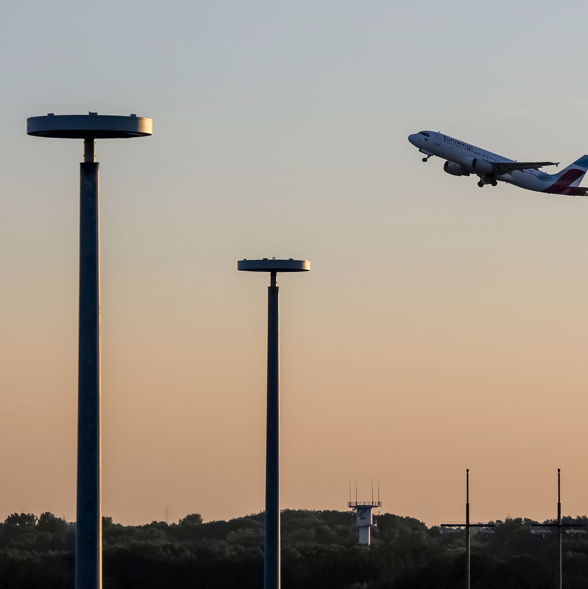 Eine Maschine der Fluggesellschaft Eurowings startet vom Hamburger Flughafen vor Beginn der multinationalen Militärübung «Air Defender 2023». - Foto: Bodo Marks/dpa