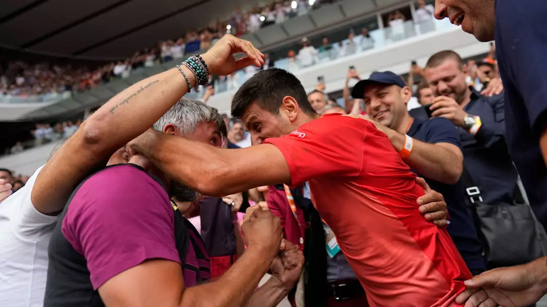 Novak Djokovic (Mitte r) umarmt seinen Trainer Goran Ivanisevic (Mitte l) nach seinem Sieg. - Bild: Thibault Camus/AP/dpa