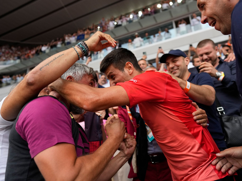 Novak Djokovic (Mitte r) umarmt seinen Trainer Goran Ivanisevic (Mitte l) nach seinem Sieg. - Foto: Thibault Camus/AP/dpa
