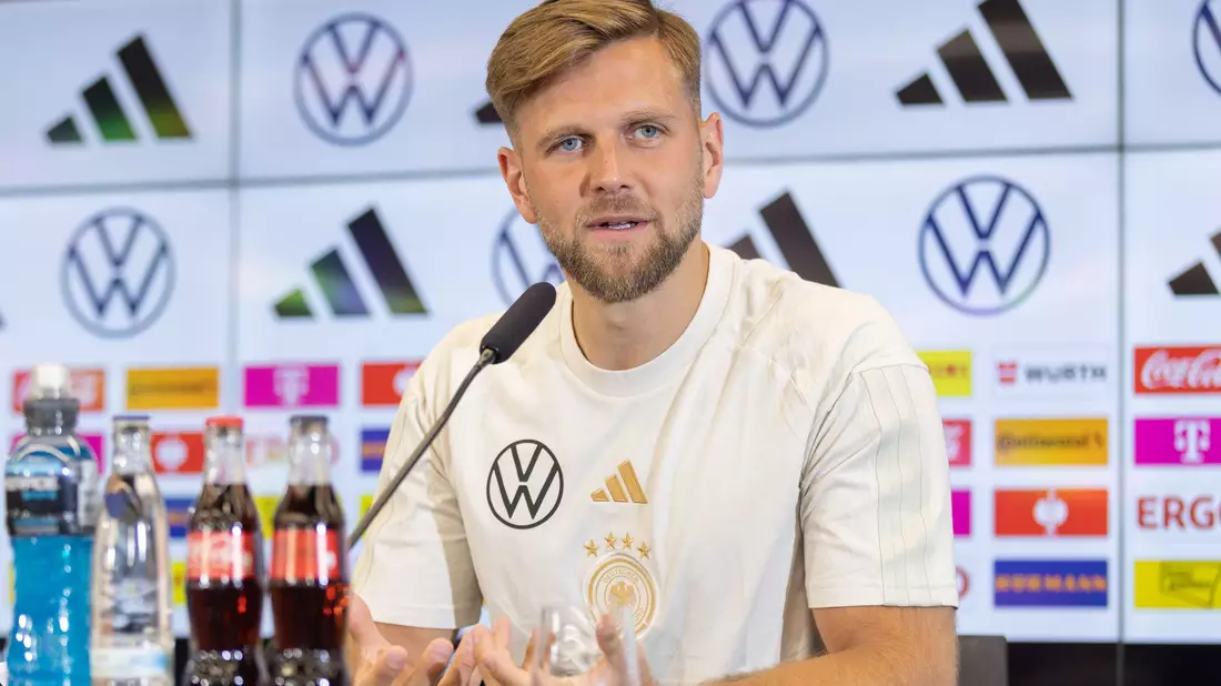 Niclas Füllkrug antwortet auf die Fragen der Journalisten. - Bild: Jürgen Kessler/dpa