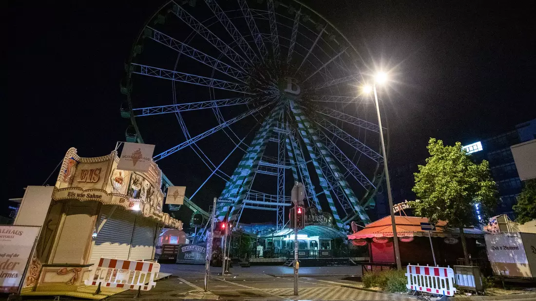 Auf einer Kirmes in Oberhausen ist ein 18-Jähriger tödlich verunglückt. - Bild: Michael Weber/Wtvnews Oberhausen/dpa