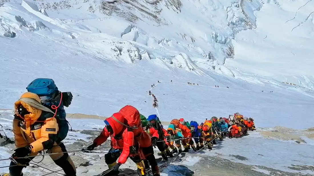 Hinauf auf den höchsten Berg der Welt: In einer langer Schlange klettern Bergsteiger auf einem Pfad knapp unterhalb von Lager vier. - Bild: Rizza Alee/AP/dpa