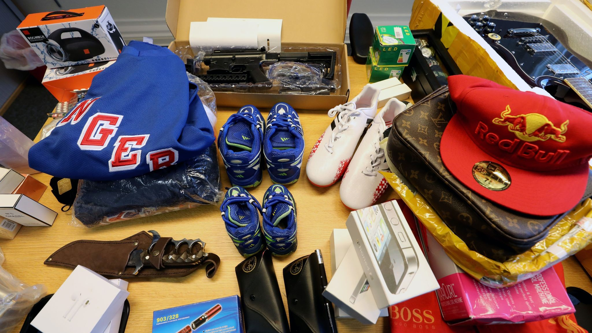 Die Bekleidungsindustrie ist von Fälschungen stark betroffen, aber nicht nur sie. - Foto: Bernd Wüstneck/dpa-Zentralbild/dpa