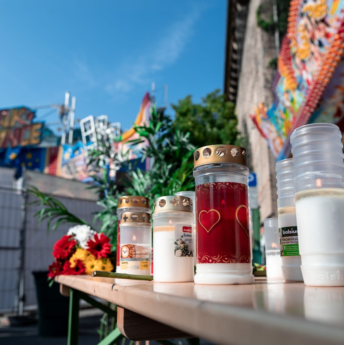 Kerzen und Blumen vor dem Fahrgeschäft «Break Dance» in Oberhausen, auf dem sich der tödliche Unfall ereignete. - Foto: Fabian Strauch/dpa