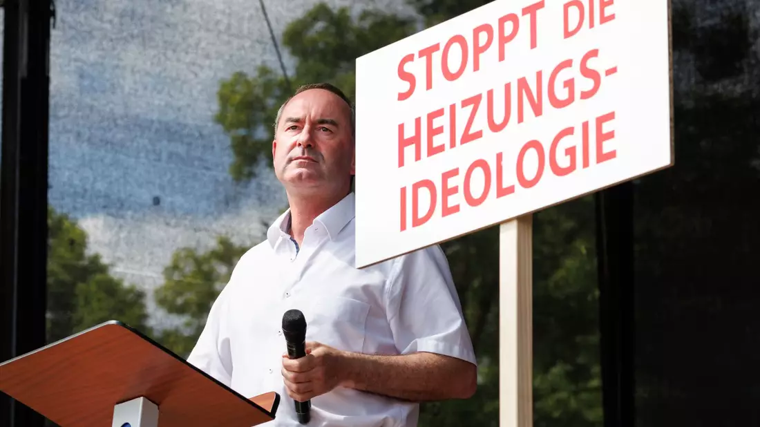Hubert Aiwanger, Wirtschaftsminister und Landesvorsitzender der Freien Wähler in Bayern, spricht bei einer Demonstration gegen die Klima-Politik der Ampelregierung. - Bild: Matthias Balk/dpa