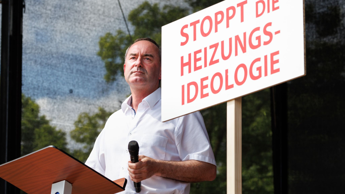 Hubert Aiwanger, Wirtschaftsminister und Landesvorsitzender der Freien Wähler in Bayern, spricht bei einer Demonstration gegen die Klima-Politik der Ampelregierung. - Foto: Matthias Balk/dpa