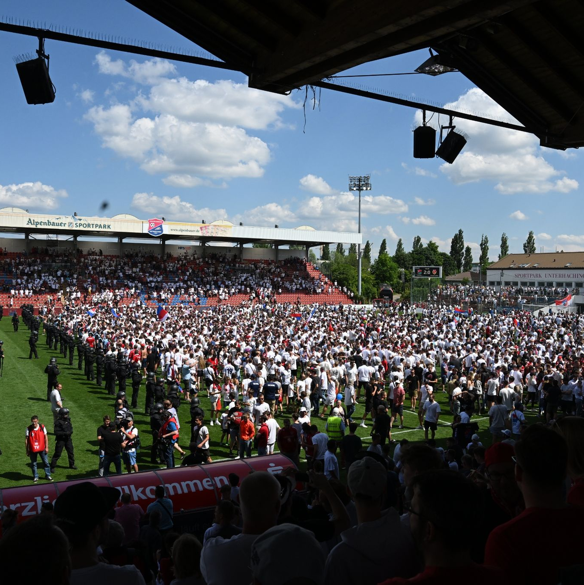 Unterhachings Zuschauer stürmen nach dem Sieg den Platz. - Foto: Angelika Warmuth/dpa