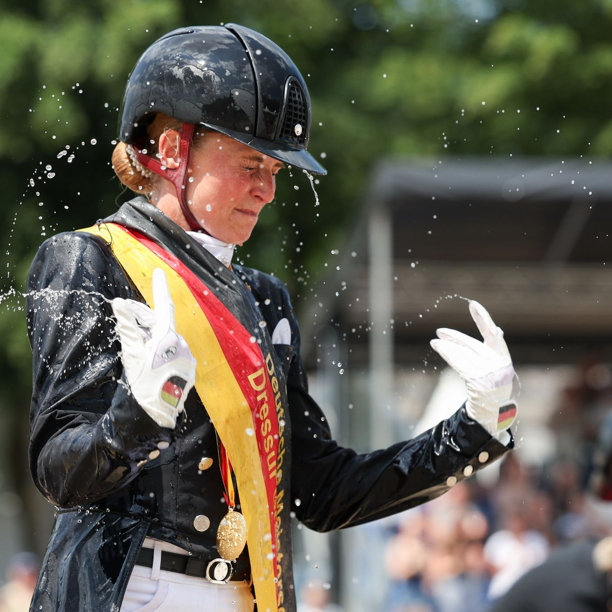 Jessica von Bredow-Werndl feiert ihren Meisterschaftstitel. - Foto: Friso Gentsch/dpa
