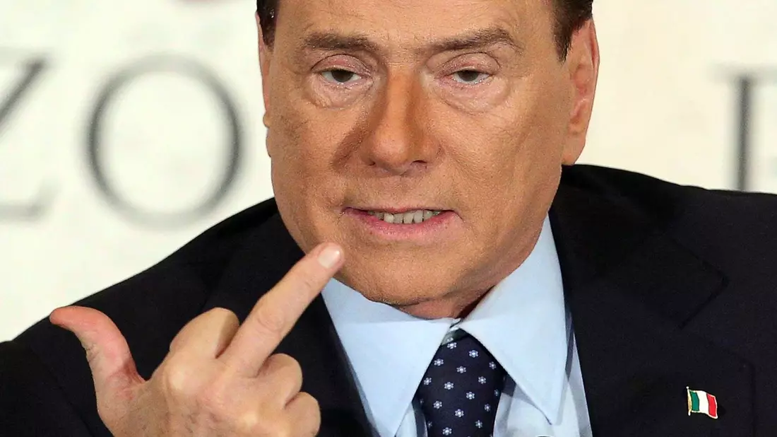 Silvio Berlusconi, ehemaliger italienischer Ministerpräsident, gestikuliert bei der Präsentation eines neuen Buches des italienischen Journalisten Bruno Vespa. - Bild: picture alliance / dpa