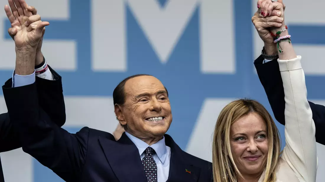 Silvio Berlusconi, damaliger Forza-Italia-Chef, und Giorgia Meloni, die Vorsitzende der rechtsextremen Partei Fratelli d'Italia (Brüder Italiens), bei einer Wahlkampfveranstaltung. - Bild: Oliver Weiken/dpa