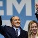 Silvio Berlusconi, damaliger Forza-Italia-Chef, und Giorgia Meloni, die Vorsitzende der rechtsextremen Partei Fratelli d'Italia (Brüder Italiens), bei einer Wahlkampfveranstaltung. - Foto: Oliver Weiken/dpa