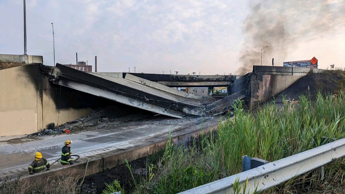 Feuerwehrleute stehen in der Nähe des zusammengebrochenen Teils der I-95. - Foto: Uncredited/Philadelphia Fire Department/AP/dpa