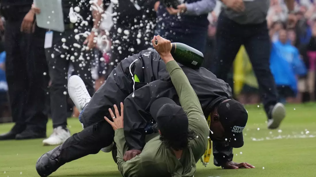 Golfprofi Adam Hadwin (u) wurde von einem Sicherheitsbeamten zu Boden gebracht. - Bild: Nathan Denette/Canadian Press via ZUMA Press/dpa