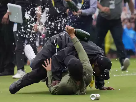 Golfprofi Adam Hadwin (u) wurde von einem Sicherheitsbeamten zu Boden gebracht. - Foto: Nathan Denette/Canadian Press via ZUMA Press/dpa