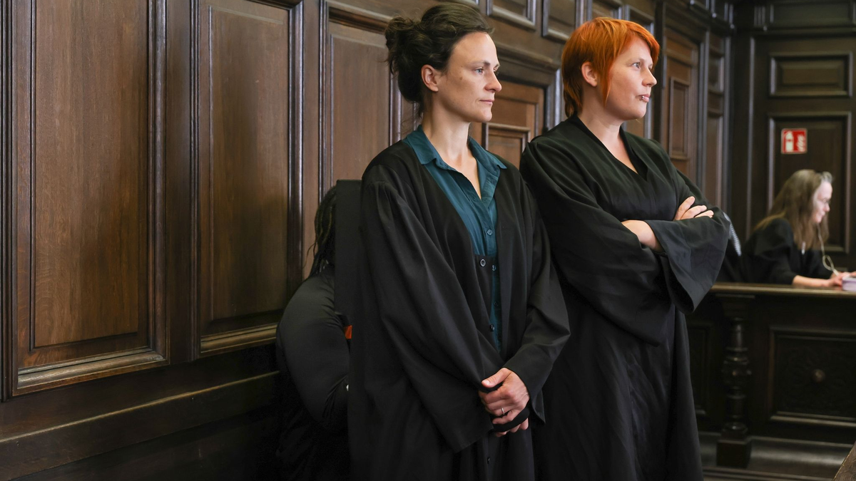 Beim Auftakt zum Mordprozess gegen eine 38-Jährige verdecken deren Rechtsanwältinnen die Angeklagte im Gerichtssaal in Hamburg. - Foto: Ulrich Perrey/dpa