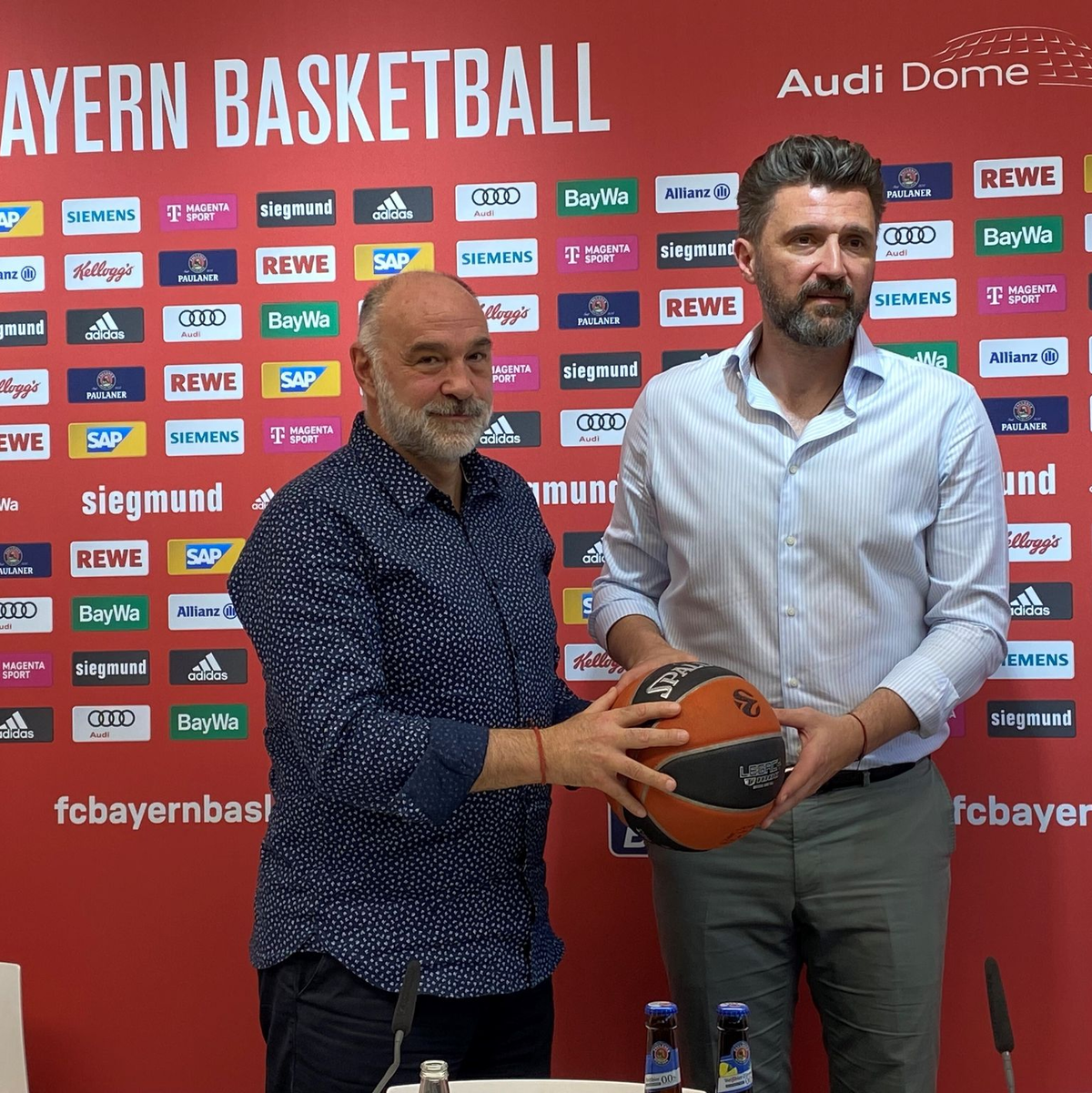 Pablo Laso (l), neuer Trainer der Basketballer des FC Bayern München, und Marko Pesic, Sportdirektor des FC Bayern, bei der Vorstellung von Laso. - Foto: Christian Kunz/dpa