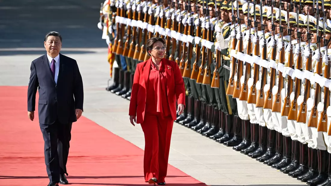 Der chinesische Präsident Xi Jinping empfängt in Peking Honduras Präsidentin Xiomara Castro. - Bild: Wang Zhao/AFP Pool/AP/dpa