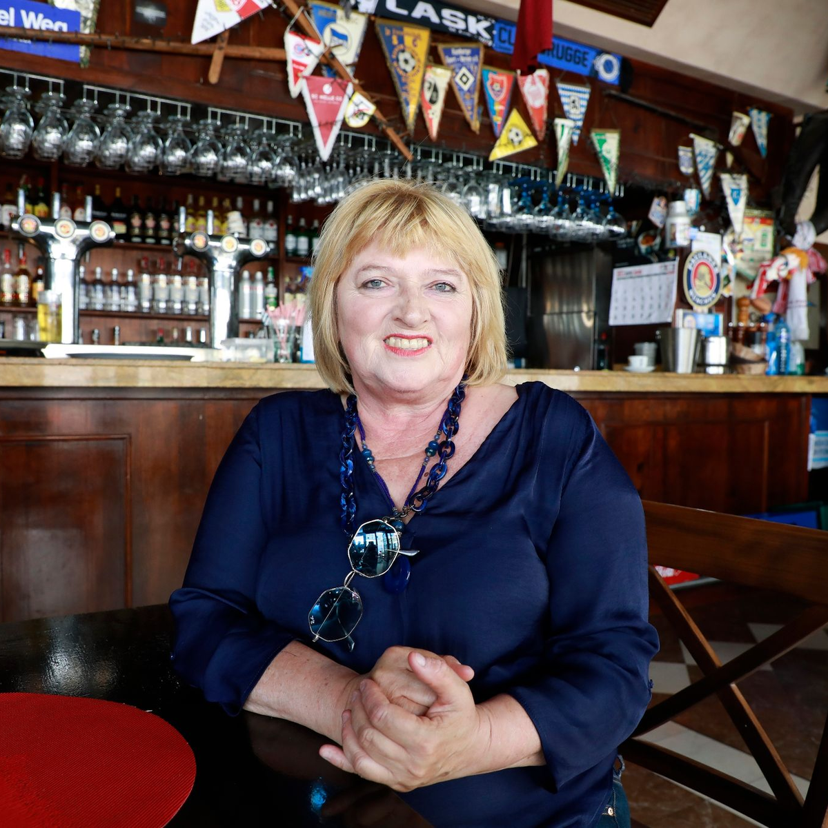 Gerlinde Weininger, Inhaberin des «Münchner Kindl», in ihrem Lokal an der Playa de Palma. - Foto: Clara Margais/dpa