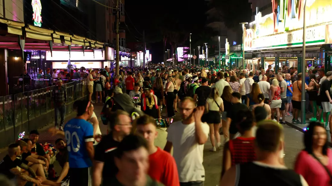 Menschenmassen Anfang Juni auf der Schinkenstraße unweit des Ballermann. - Bild: Clara Margais/dpa