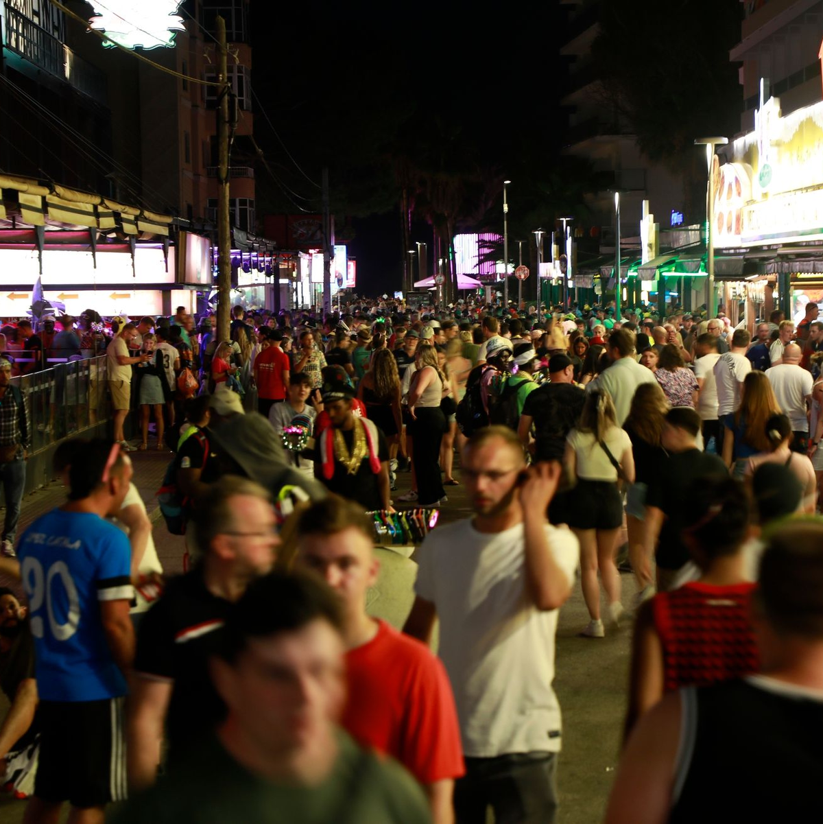 Menschenmassen auf der Schinkenstraße unweit des Ballermanns auf Mallorca. - Foto: Clara Margais/dpa