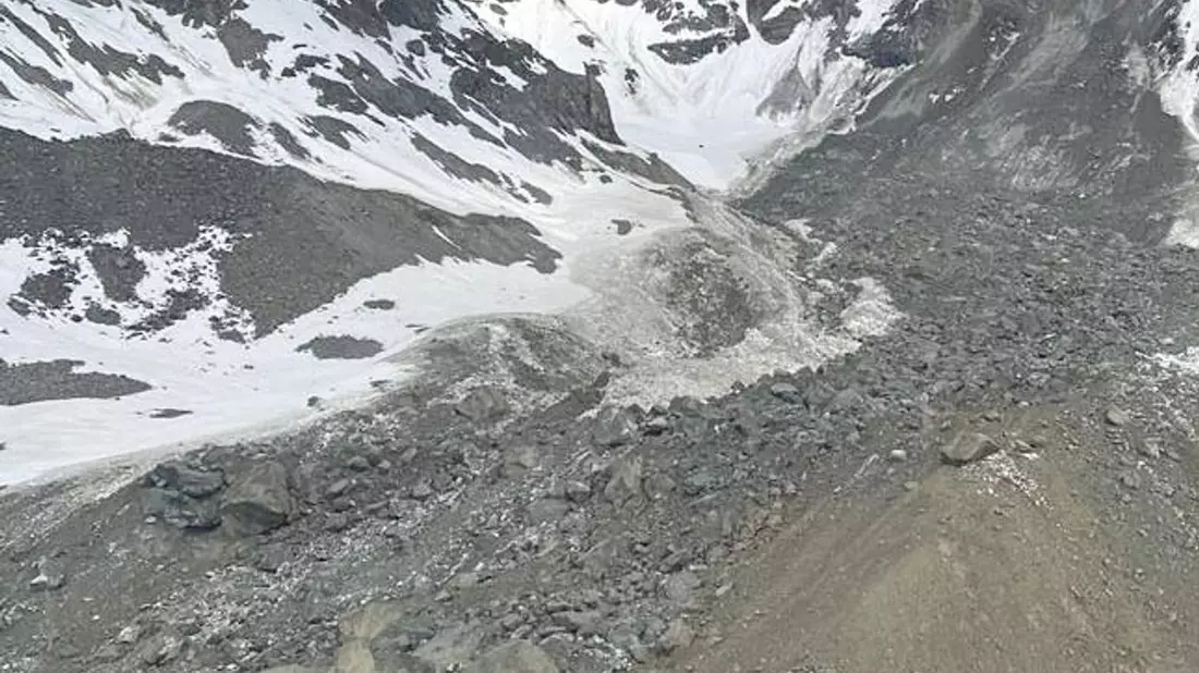 Blick auf eine Seite des Fluchthorns, nachdem sich Gesteinsmassen gelöst haben und bergab gerutscht sind. - Bild: Zeitungsfoto.At/Riccardo Mizio/APA/dpa