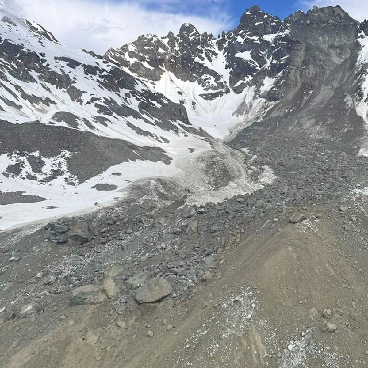 Blick auf eine Seite des Fluchthorns, nachdem sich Gesteinsmassen gelöst haben und bergab gerutscht sind. - Foto: Zeitungsfoto.At/Riccardo Mizio/APA/dpa