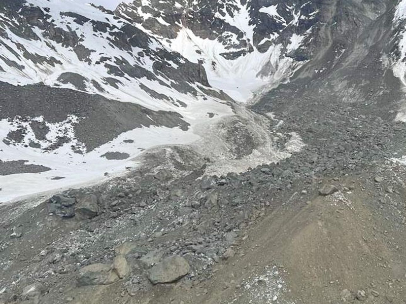 Blick auf eine Seite des Fluchthorns, nachdem sich Gesteinsmassen gelöst haben und bergab gerutscht sind. - Foto: Zeitungsfoto.At/Riccardo Mizio/APA/dpa