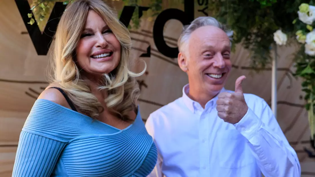 Schauspielerin Jennifer Coolidge mit Produzent Mike White in Sydney. - Bild: Mark Evans/AAP/dpa