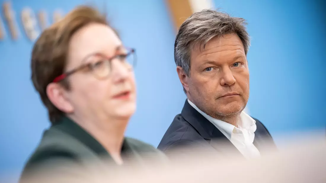 Bauministerin Geywitz und Wirtschaftsminister Habeck erwarten vom Fernwärmegipfel ein «deutliches Aufbruchssignal» für den klimaneutralen Um- und Ausbau der Fernwärmeversorgung (Archivbild). - Bild: Michael Kappeler/dpa