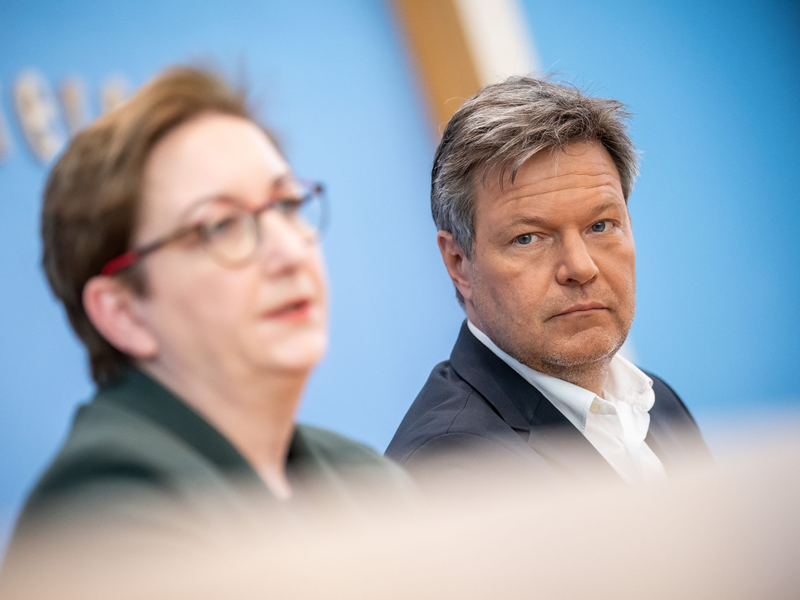 Bauministerin Geywitz und Wirtschaftsminister Habeck erwarten vom Fernwärmegipfel ein «deutliches Aufbruchssignal» für den klimaneutralen Um- und Ausbau der Fernwärmeversorgung (Archivbild). - Foto: Michael Kappeler/dpa