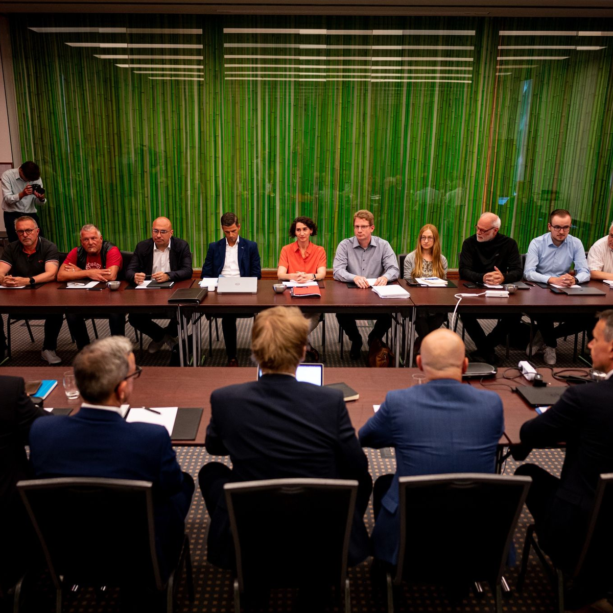 Vertreter der Deutschen Bahn (vorne) und der Eisenbahn- und Verkehrsgewerkschaft EVG sitzen am Verhandlungstisch in Berlin. - Foto: Fabian Sommer/dpa