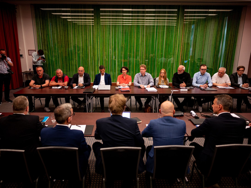 Die Tarifverhandlungen für den öffentlichen Dienst werden von Demonstrationen auf dem Scharounplatz in Berlin begleitet. - Foto: Fabian Sommer/dpa