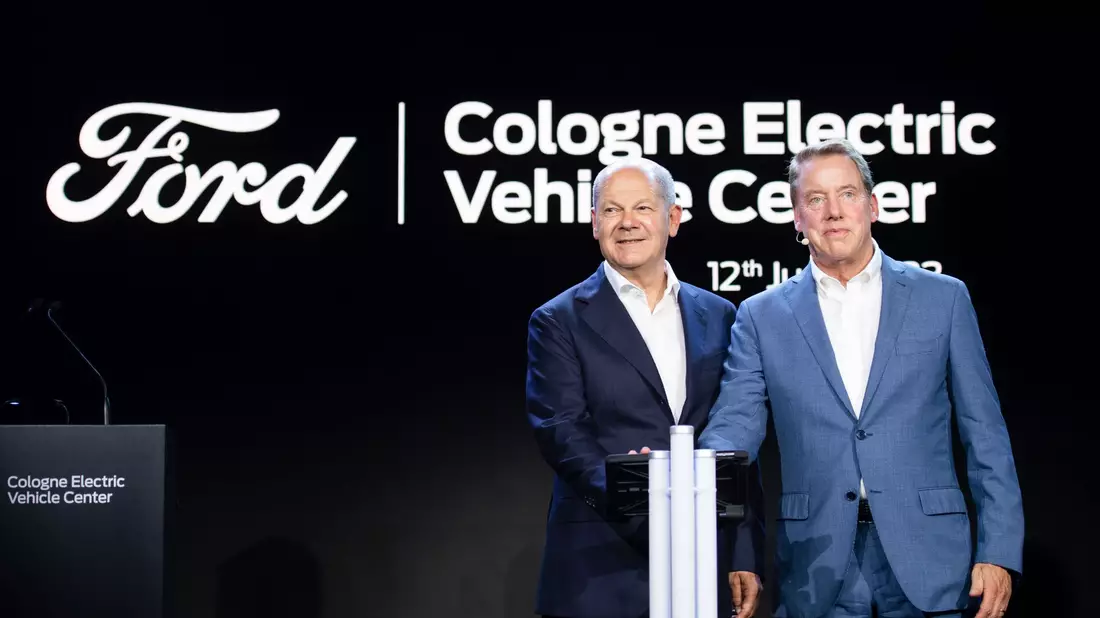 Bundeskanzler Olaf Scholz und Verwaltungsratschef William Clay Ford Jr. (r) bei der Eröffnungsfeier in Köln. - Bild: Marius Becker/dpa