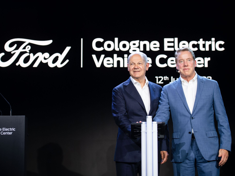 Bundeskanzler Olaf Scholz und Verwaltungsratschef William Clay Ford Jr. (r) bei der Eröffnungsfeier in Köln. - Foto: Marius Becker/dpa