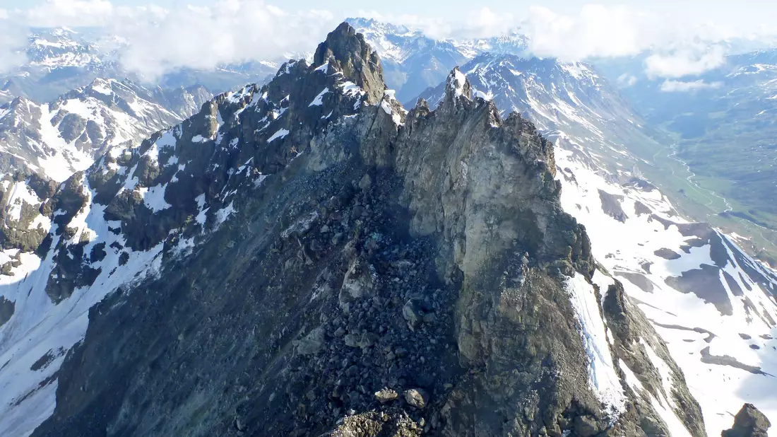 Blick auf einen Teil des Fluchthorns, nachdem sich Gesteinsmassen gelöst haben und bergab gerutscht sind. Bei dem massiven Bergsturz im Bundesland Tirol ist ein Alpengipfel samt Gipfelkreuz verschwunden. - Bild: ---/Land Tirol/dpa