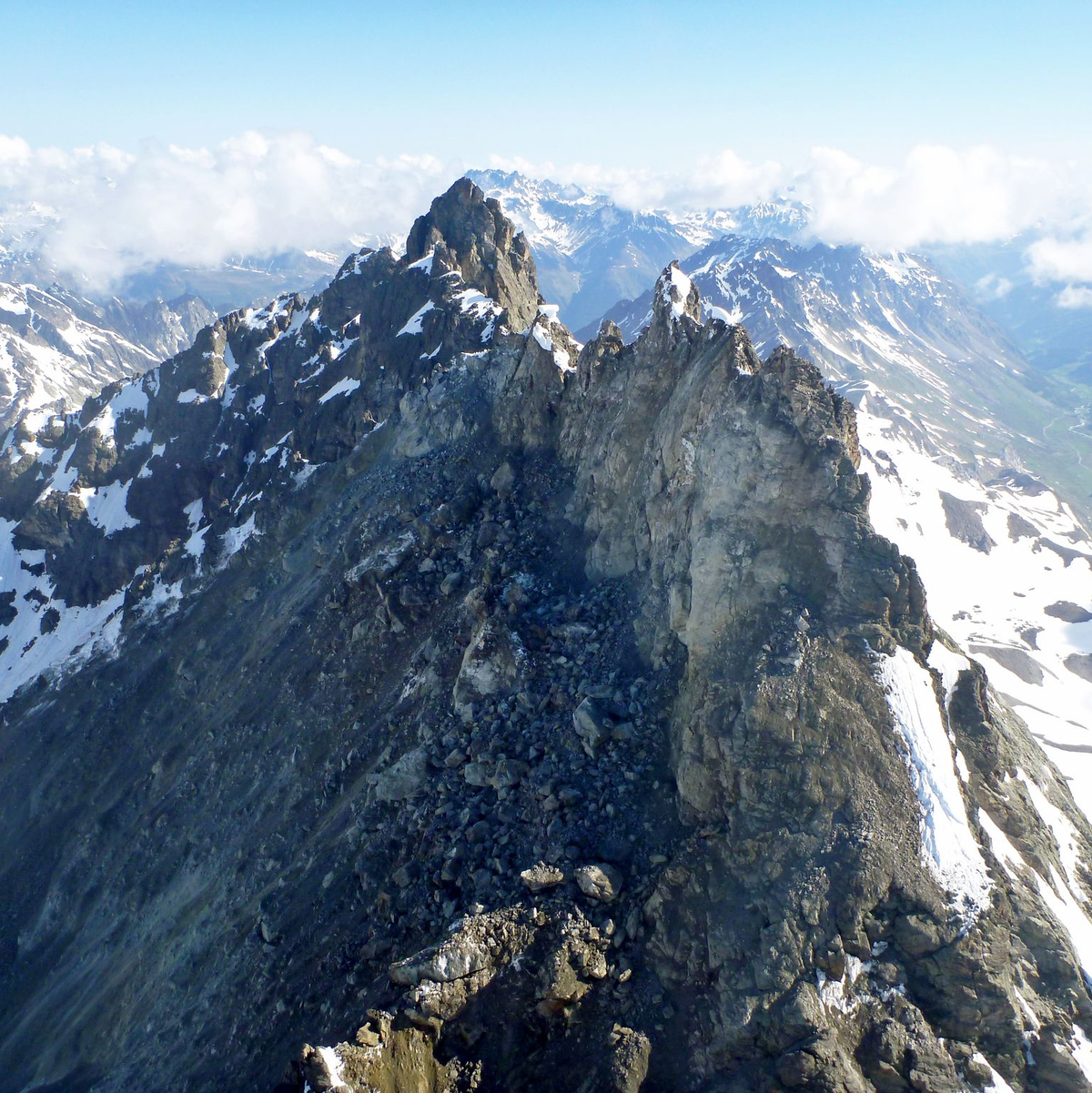 Blick auf einen Teil des Fluchthorns, nachdem sich Gesteinsmassen gelöst haben und bergab gerutscht sind. Bei dem massiven Bergsturz im Bundesland Tirol ist ein Alpengipfel samt Gipfelkreuz verschwunden. - Foto: ---/Land Tirol/dpa