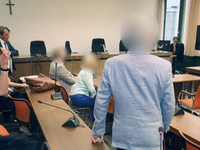 Die angeklagten Eltern sitzend und der angeklagte Arzt im Oberlandesgericht München. - Foto: Karl-Josef Hildenbrand/dpa