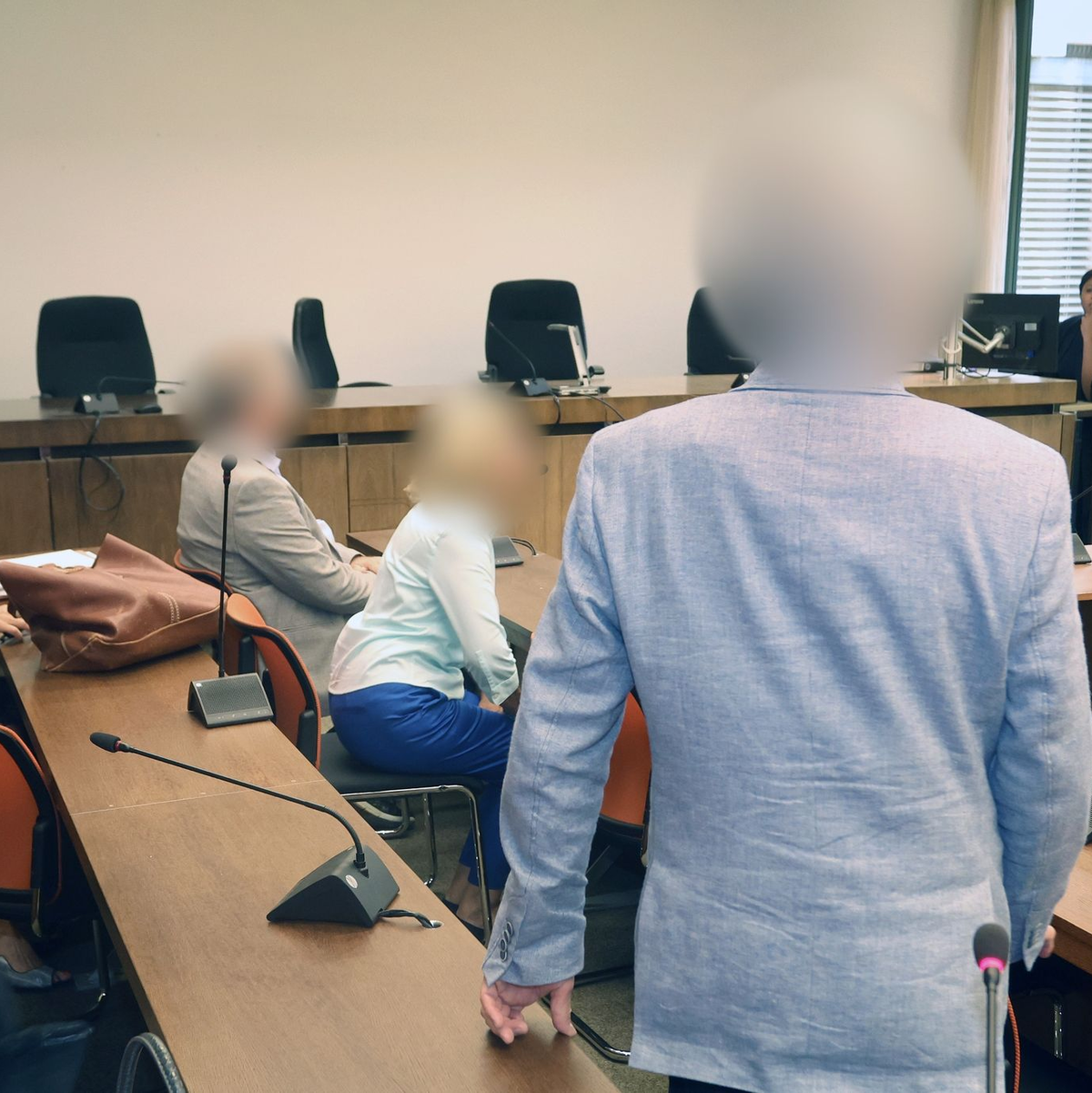 Die angeklagten Eltern und der angeklagte Arzt im Oberlandesgericht München. - Foto: Karl-Josef Hildenbrand/dpa