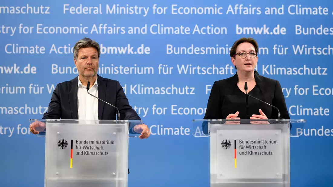 Klimaschutzminister Habeck und Bauministerin Geywitz während der Pressekonferenz nach dem Fernwärmegipfel. - Bild: Bernd von Jutrczenka/dpa