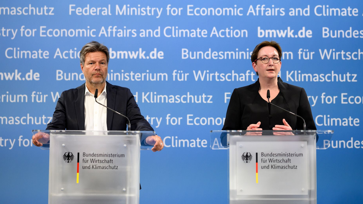 Klimaschutzminister Habeck und Bauministerin Geywitz während der Pressekonferenz nach dem Fernwärmegipfel. - Foto: Bernd von Jutrczenka/dpa