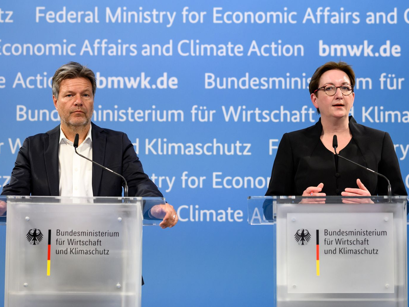 Klimaschutzminister Habeck und Bauministerin Geywitz während der Pressekonferenz nach dem Fernwärmegipfel. - Foto: Bernd von Jutrczenka/dpa