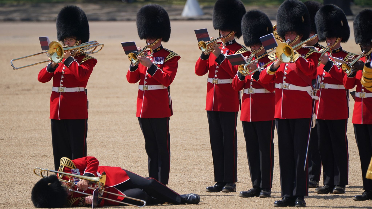 Ein Posaunist der Militärkapelle fällt während der Generalprobe für die Geburtstagsparade für König Charles III. in Ohnmacht. - Foto: Jonathan Brady/PA Wire/dpa