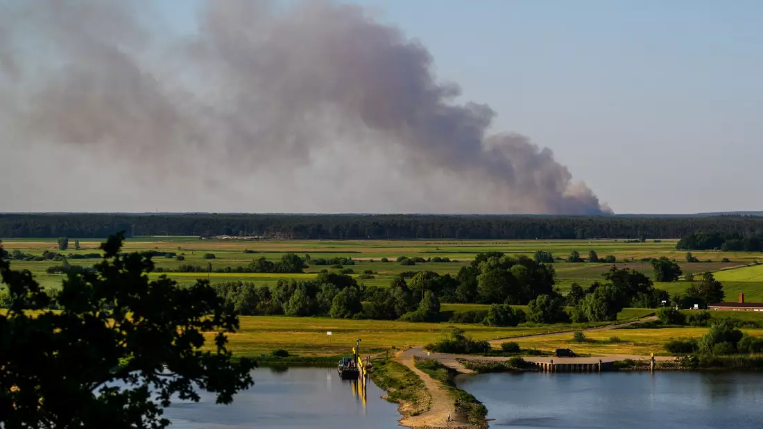 Das Feuer bei Lübtheen vom niedersächsischen Hitzacker aus gesehen. - Bild: Philipp Schulze/dpa