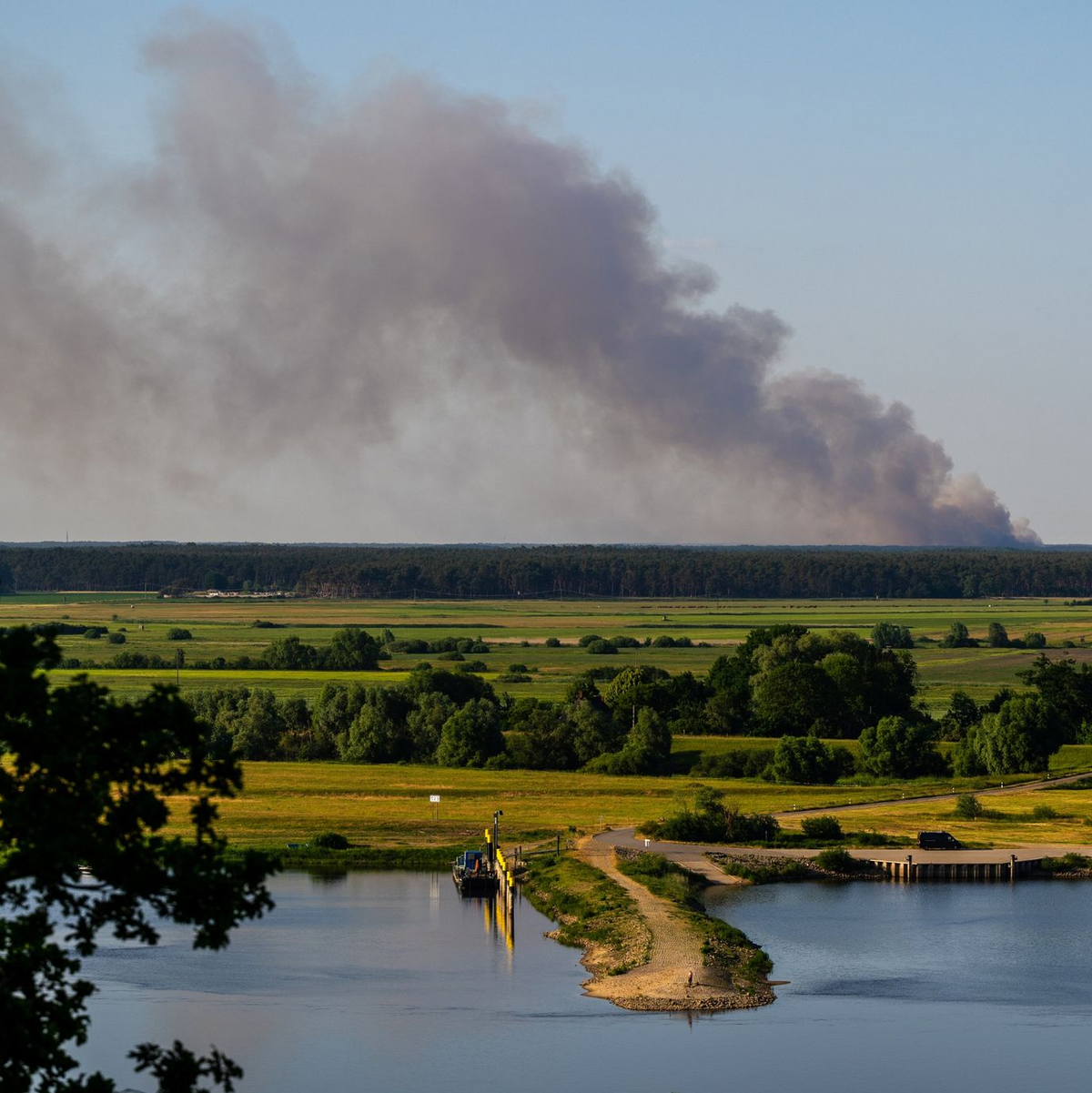 Das Feuer bei Lübtheen vom niedersächsischen Hitzacker aus gesehen. - Foto: Philipp Schulze/dpa