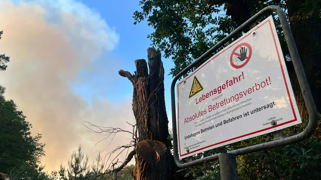 Warnschild am ehemaligen Truppenübungsplatz in Lübtheen. - Bild: Thomas Schulz/dpa
